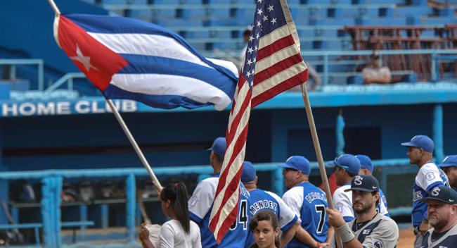 Banderas de Cuba y EEUU en un encuentro beisbolero.