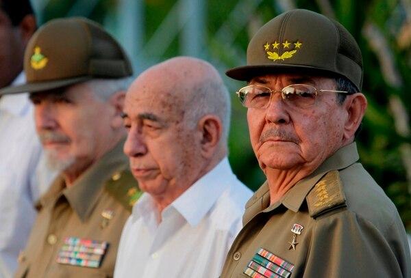 De der. a izq: Raúl Castro, José Ramón Machado Ventura y Ramiro Valdés. Holguín, 2009.