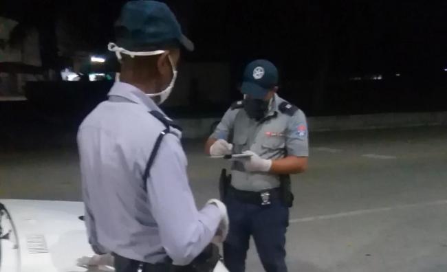 Policías multando en Sancti Spíritus.