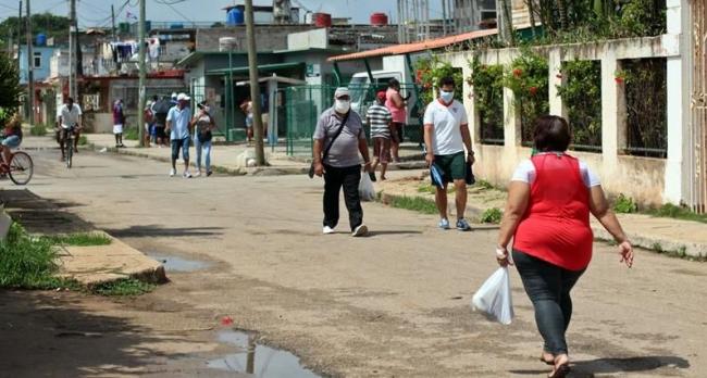 Cubanos en la calle en tiempos de pandemia.