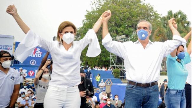 Luis Abinader junto su esposa en un acto de campaña.