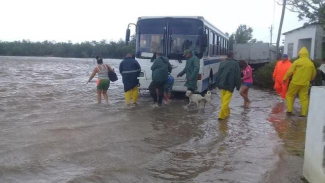 Evacuación de pobladores de El Médano, en Tunas de Zaza, Sancti Spíritus.