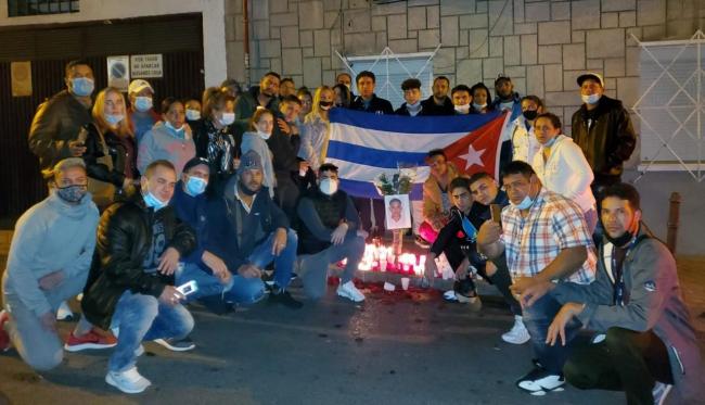 Un grupo de personas homenajea al cubano fallecido.