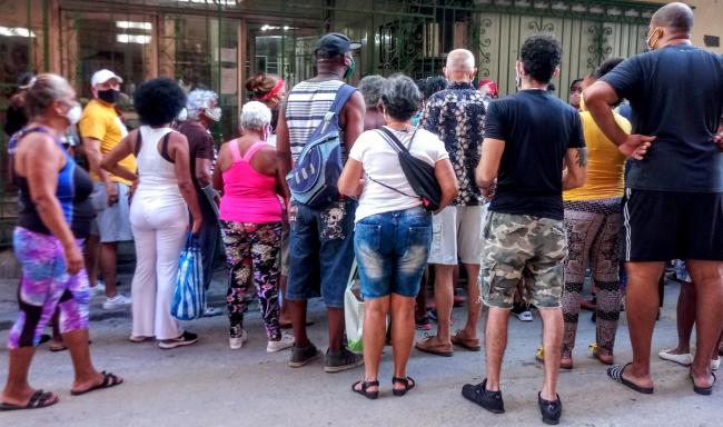 Clientes esperando su turno para entrar a la sucursal de Western Union en la tienda Ultra, en La Habana.