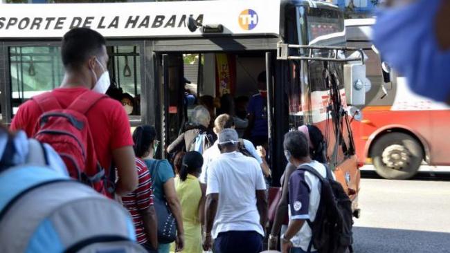 Pasajeros subiendo a un ómnibus en La Habana.