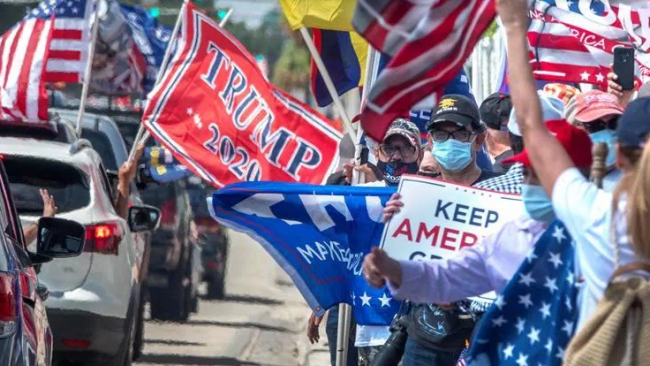 Cubanoamericanos se manifiestan en Florida en apoyo a Trump.