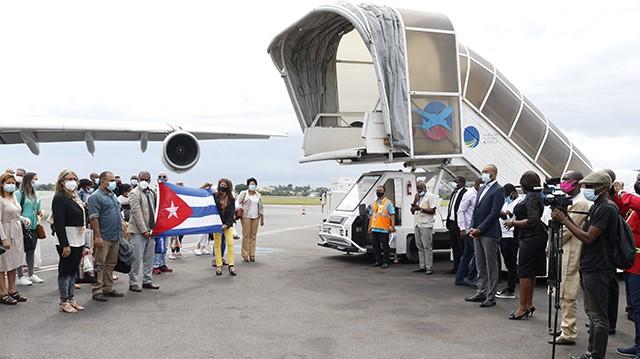 Médicos cubanos a su llegada a Gabón.