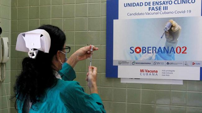 Una enfermera cubana prepara una dosis del candidato vacunal Soberana 02.