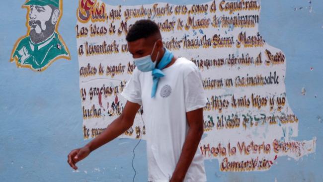 Un menor con nasobuco en Cuba.