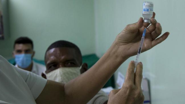 Aplicación de una dosis de Abdala, el candidato vacunal cubano.