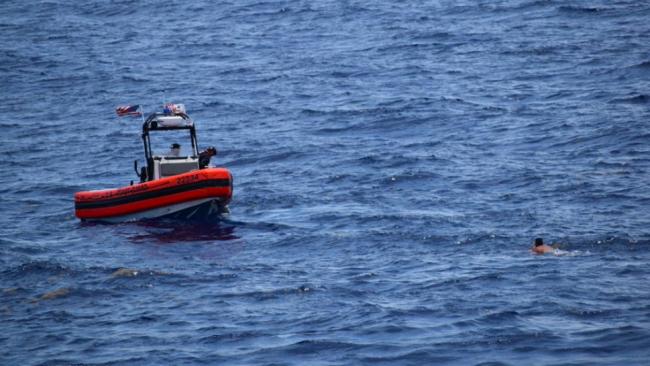 Rescate de un migrante cubano en alta mar.