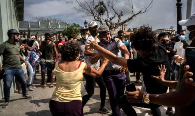 Represión a las protestas en La Habana.