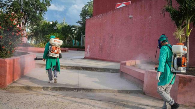 Desinfección de calles en Las Tunas ante la elevada incidencia de casos de Covid-19.