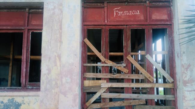 Una farmacia cerrada en Cuba.