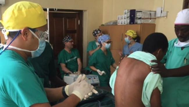 Médicos cubanos y kenianos en Turkana.
