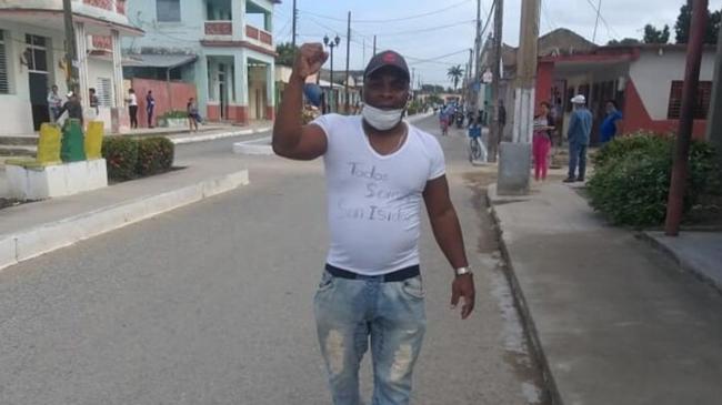 El opositor cubano Virgilio Mantilla Arando en la puerta de su casa en Camagüey.