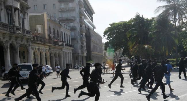 Tropas especiales reprimiendo en La Habana el 11J.