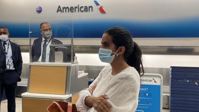 Anamely Ramos ante el mostrador de American Airlines en el aeropuerto de Miami.