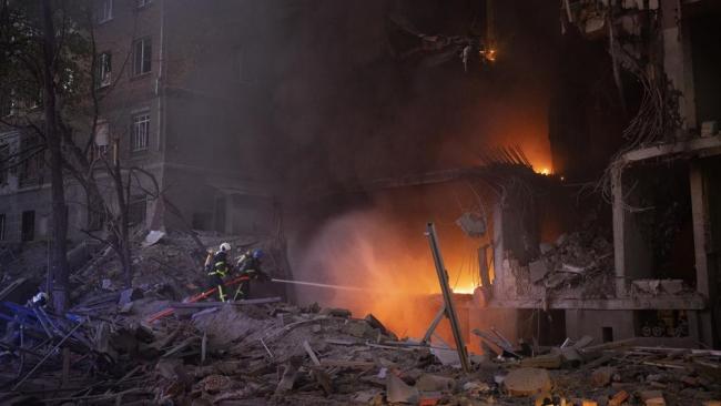Los bomberos intentan apagar un incendio luego de una explosión en Kiev, Ucrania, el 28 de abril de 2022. 