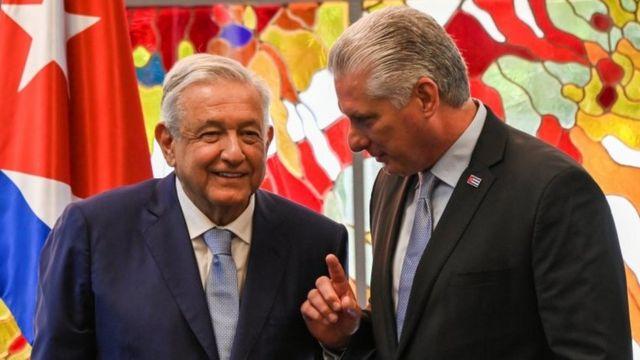 López Obrador junto a Miguel Díaz-Canel en Cuba.