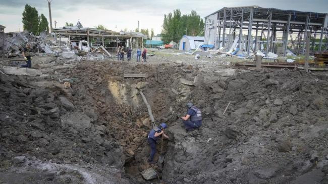 Miembros de la policía inspeccionan un cráter causado por un ataque con cohetes rusos en Pokrovsk, región de Donetsk, Ucrania, el miércoles 15 de junio.