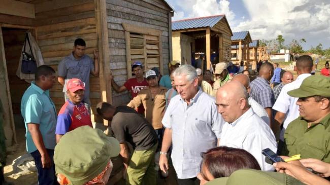 Díaz-Canel de visita en un barrio de "facilidades temporales" para damnificados por el huracán Ian en Pinar del Río.