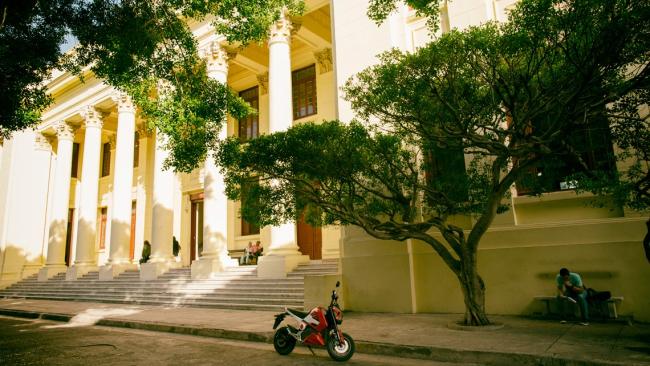 Exterior de la Facultad de Derecho de la Universidad de La Habana.