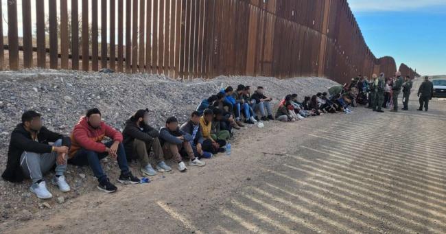 Migrantes en la frontera sur de EEUU.