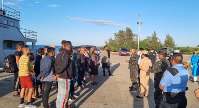 Balseros cubanos detenidos después de llegar a Honduras.