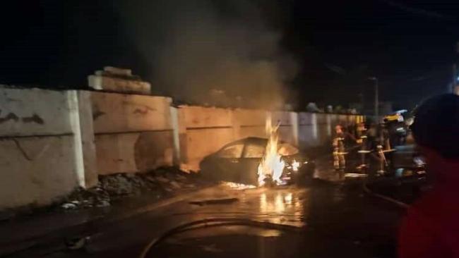 Un auto choca incendiado en un accidente en Camagüey, domingo 16 de abril.