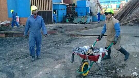 Obreros en la limpieza de la zona del desastre en la termoeléctrica de Matanzas.