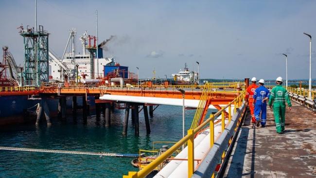 Barcos de petróleo atracados en el muelle de aguas profundas de la base de supertanqueros de Matanzas, en abril de 2023.