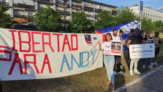 Activistas cubanos protestan en Alemania.