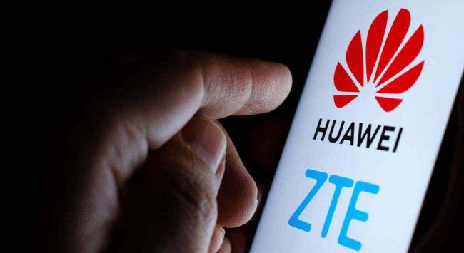 Un teléfono con los logos de Huawei y ZTE.