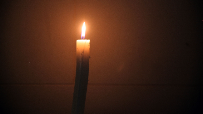 Una vela encendida durante un apagón en Cuba.