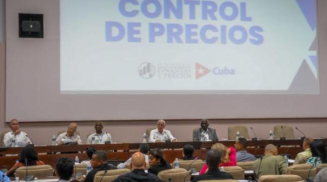 Funcionarios cubanos reunidos para tratar la situación de los precios en la Isla. 