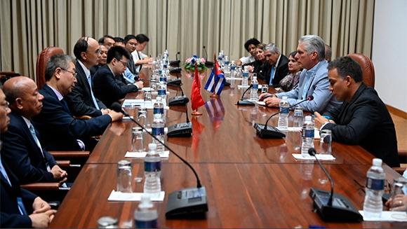 Encuentro de Díaz-Canel con miembros de la delegación china que participa en la XII Reunión del Grupo de Trabajo Conjunto de la Biotecnología Cuba-China.