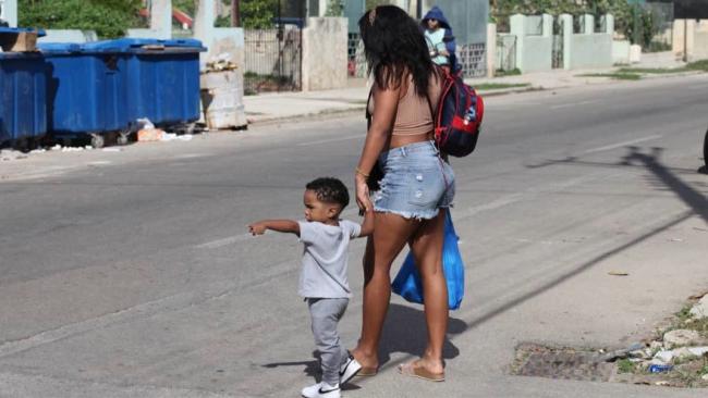 Una madre con su hijo en Cuba.
