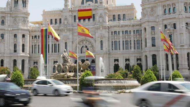 Banderas de España en el centro de Madrid.