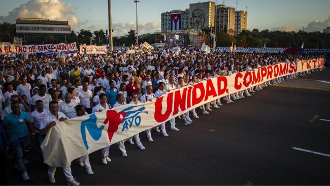 Un desfile por el Primero de Mayo en Cuba.
