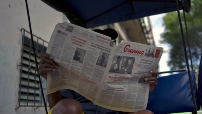 Un cubano lee el periódico oficial 'Granma'.