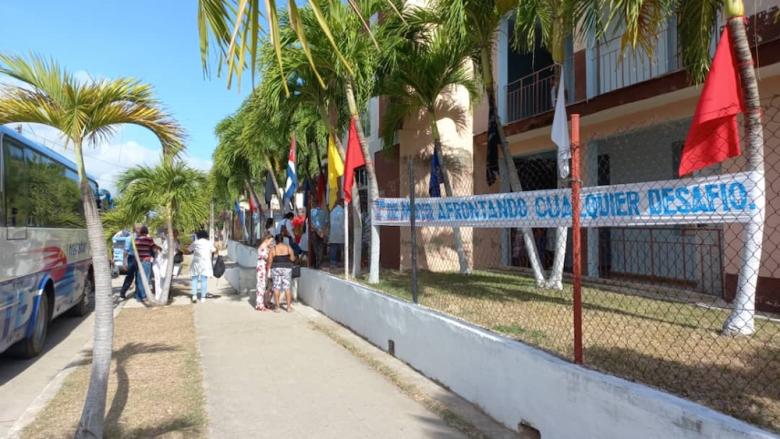 Llegada de la comitiva a la Dirección Municipal de Salud Pública de Caibarién.