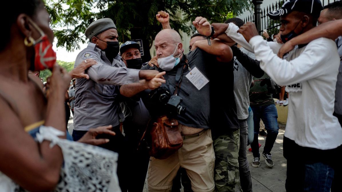 Represión contra el fotoperiodista español Ramón Espinosa en La Habana el 11J.