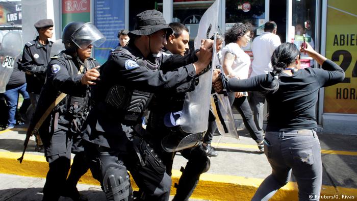 Policías ahuyentan a periodistas en Managua.