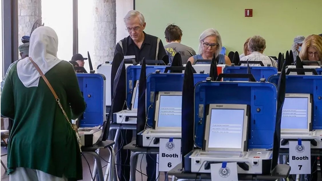 La gente vota durante el Super Martes en un centro de votación en Arlington, Texas, EE.UU. 