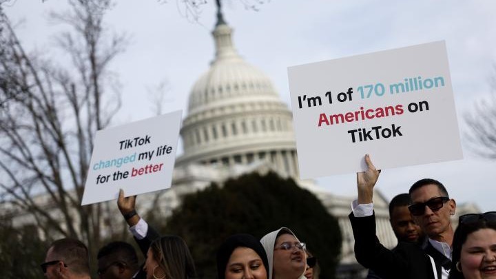 Manifestantes a favor de TikTok en las afueras del Congreso, en Washington.