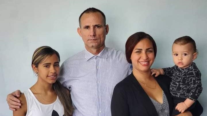 El preso político cubano José Daniel Ferrer junto a su familia.