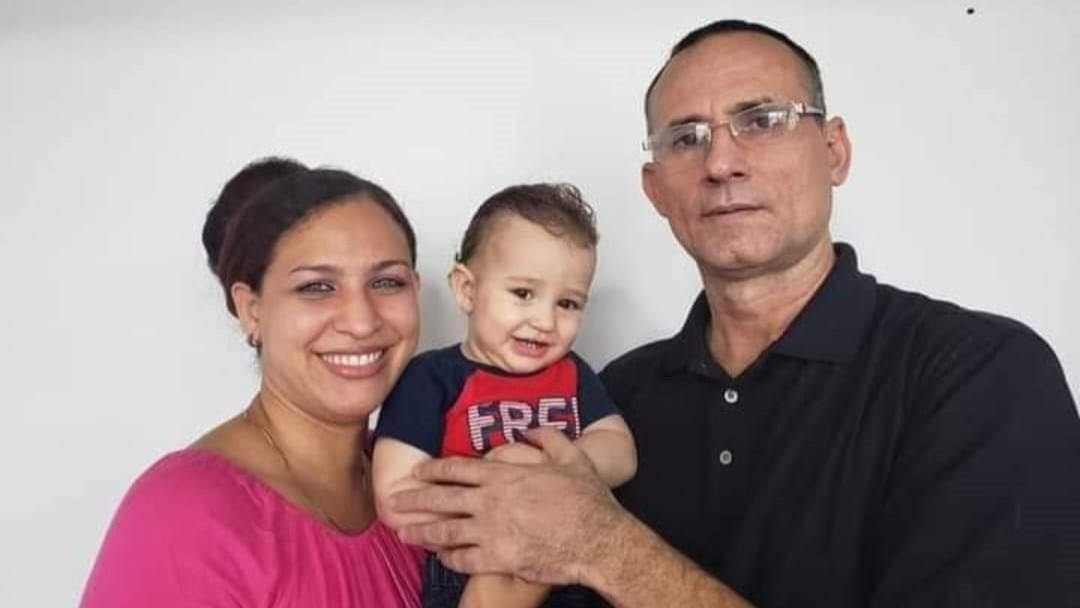 El preso político cubano José Daniel Ferrer junto a su familia.