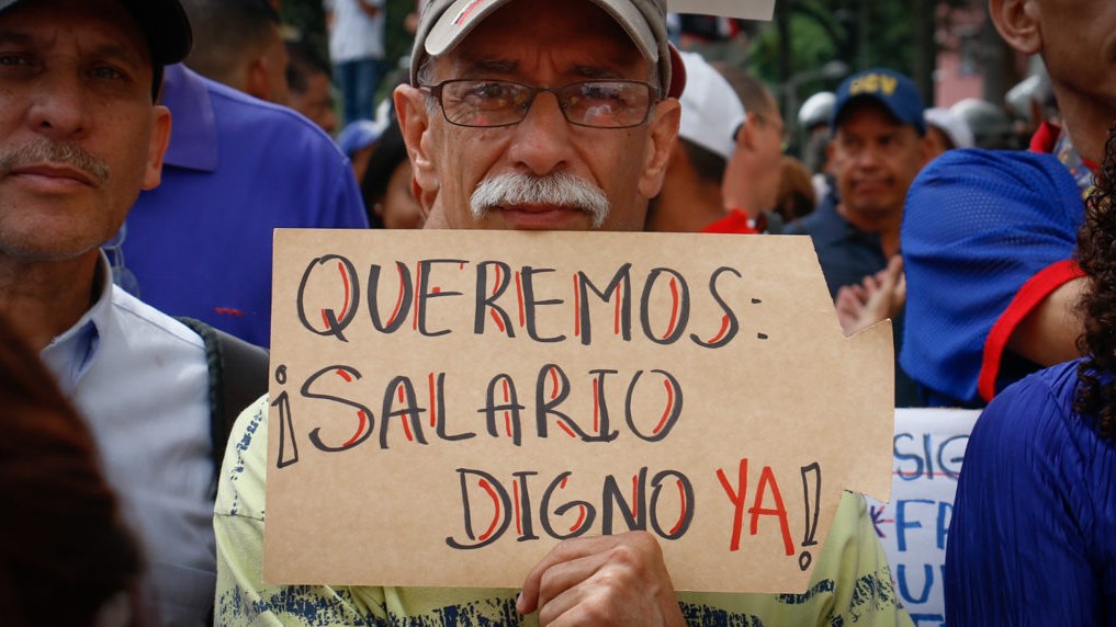 Trabajadores venezolanos exigen el aumento del salario mínimo.