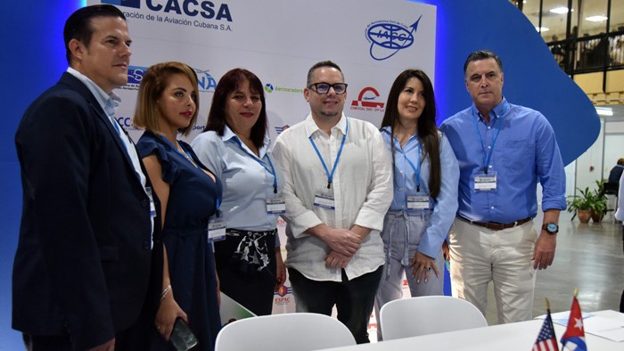 Firma del acuerdo entre Aerovaradero y Cubamax.